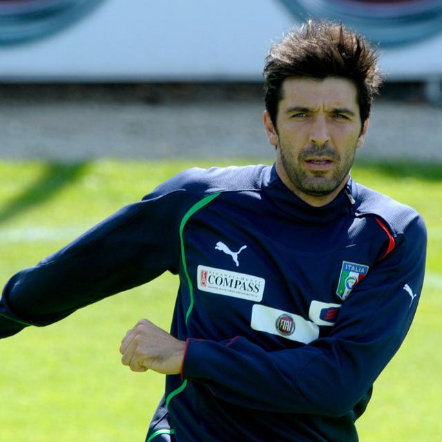 托尔多已经46岁了,在他处于球员巅峰期的时代,也是意大利门将人才涌现