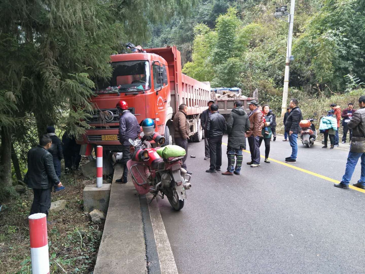 街上发生车祸,致一人死亡 /②今天下午乌龙山大峡谷发生一起交通事故