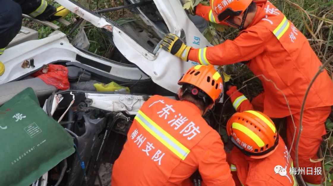 省道225坭陂段发生交通事故!小货车侧翻致一死一伤.