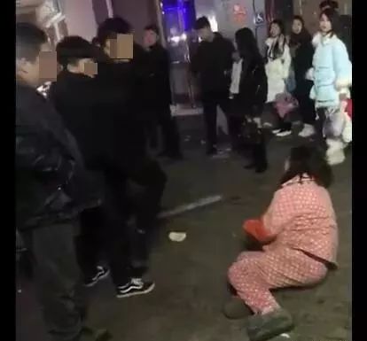 涡阳版窦剩亳州上演,殴打女商贩,触犯众怒3人被拘传.