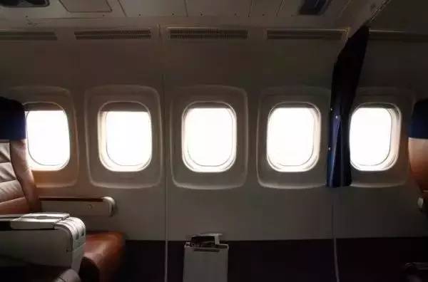 飞机上的窗户为什么都那么小？