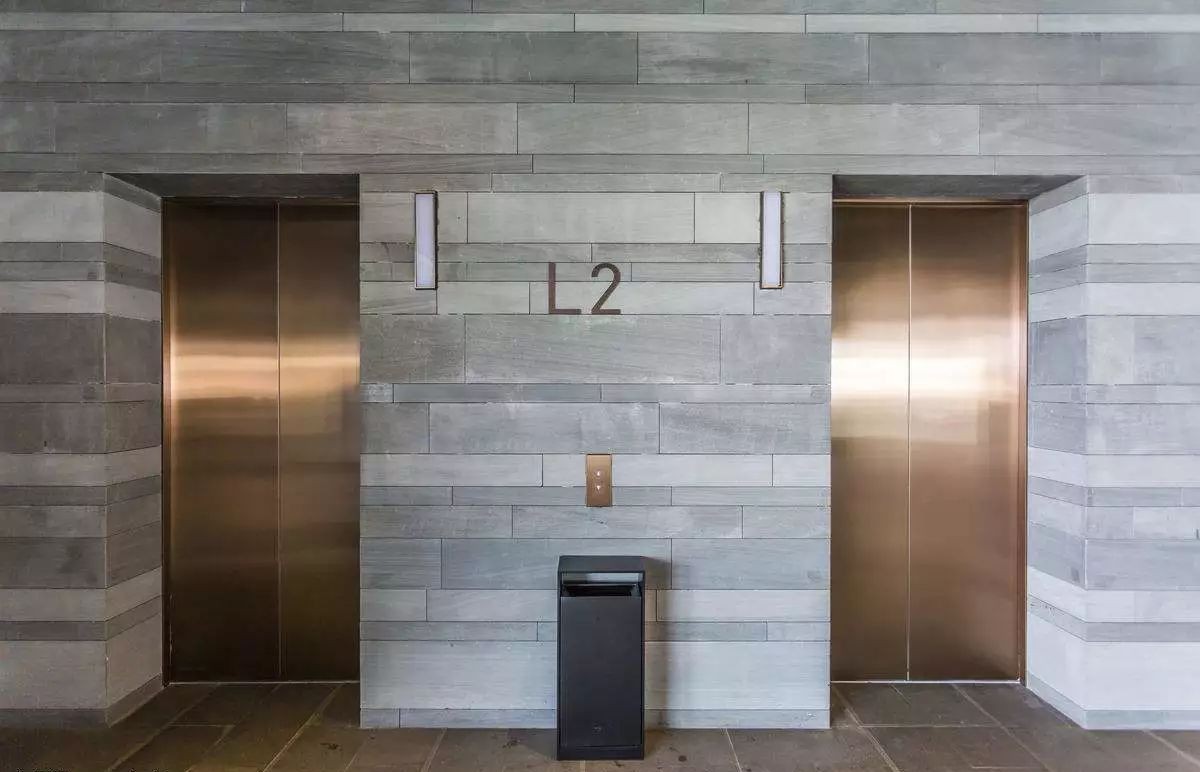 电梯对门口