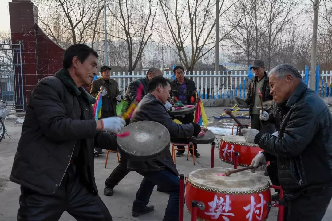 在一下午的击打之后,他们都很放松,他们说:"打锣鼓的意义更在于传承