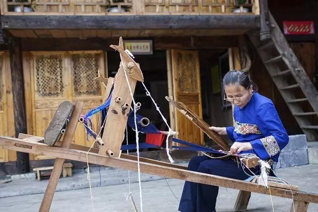 年过六旬的奶奶,用织女的巧手将2000年前土家族工艺