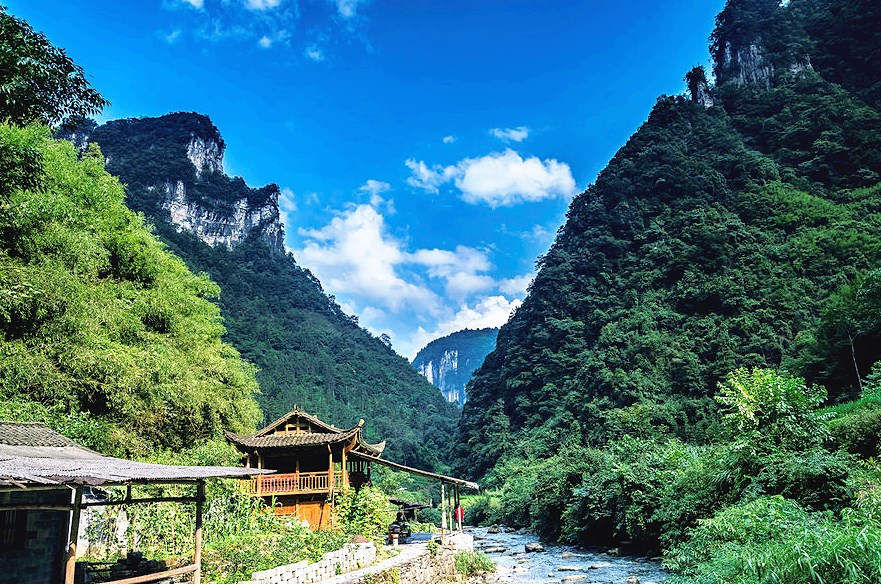 湖南湘西德夯风景名胜区是国家级风景名胜区,风景区内山势跌宕,绝壁