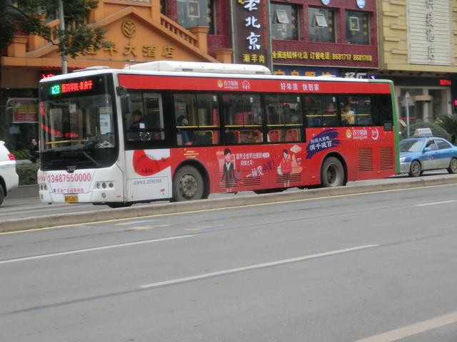 游子回家 怀化街头一道亮丽的风景线