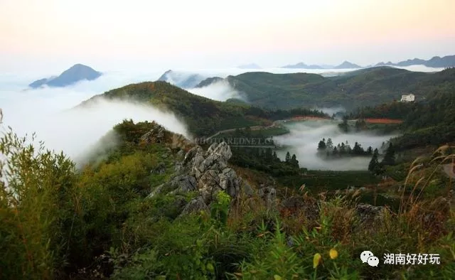 山腹的洞说的就是素有 长宝第一洞天"美誉的 龙泉洞.