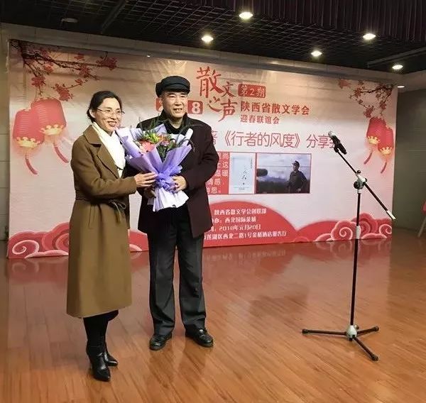 创联部主任孙亚玲代表创联部给会长陈长吟献花祝贺