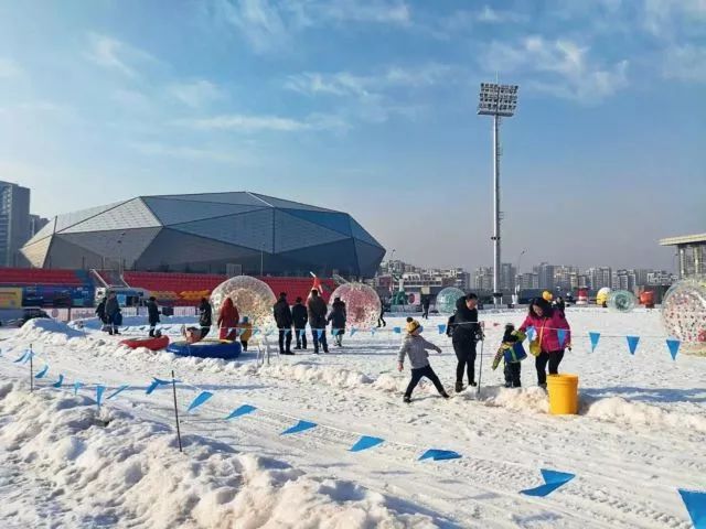 "冰雪世界"为青岛打开一座充满乐趣的有这样一个地方,漫长的冬季,享受