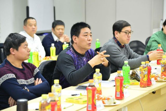 武惠梅参观考察现场花絮餐饮企业代表品尝康师傅饮品餐饮企业代表体验