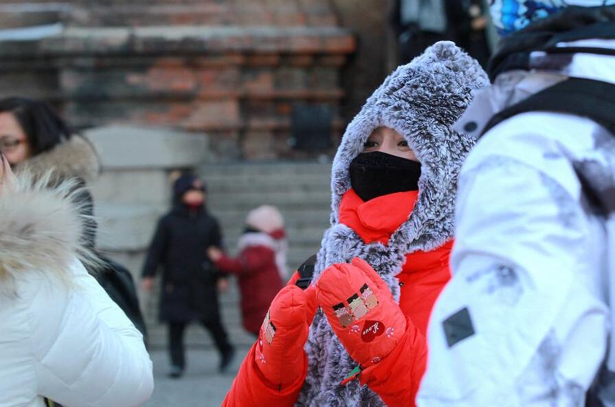 哈尔滨迎寒流天气 行人包裹严实只露眼睛