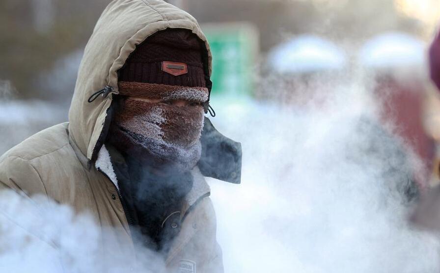 哈尔滨迎寒流天气 行人包裹严实只露眼睛