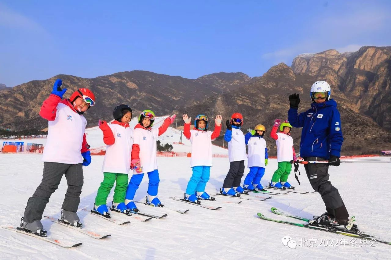 活动现场,120名少年儿童和50余名滑雪指导员现场进行了滑雪技巧表演.