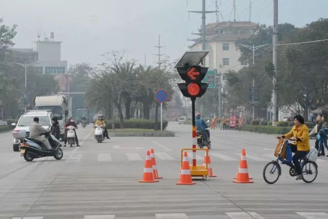 针对车辆拥堵情况,交警大队在该十字路口设置了太阳能临时红绿灯并