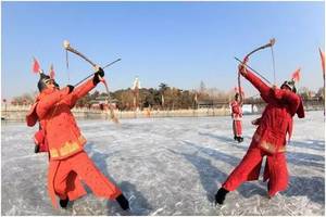 开场的冰嬉运动让市民朋友对冰雪运动产生了兴趣.请听记者的报道.