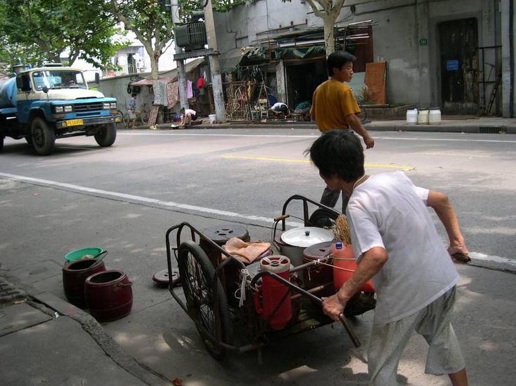 40年来,上海有100万只马桶"退休"了,侬还记得清晨倒马桶,付费上公厕的