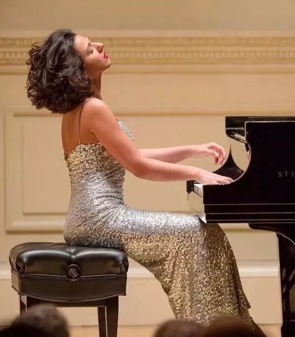 ▼ khatia buniatishvili 卡蒂雅 是当今最炙手可热的钢琴家 她的演奏