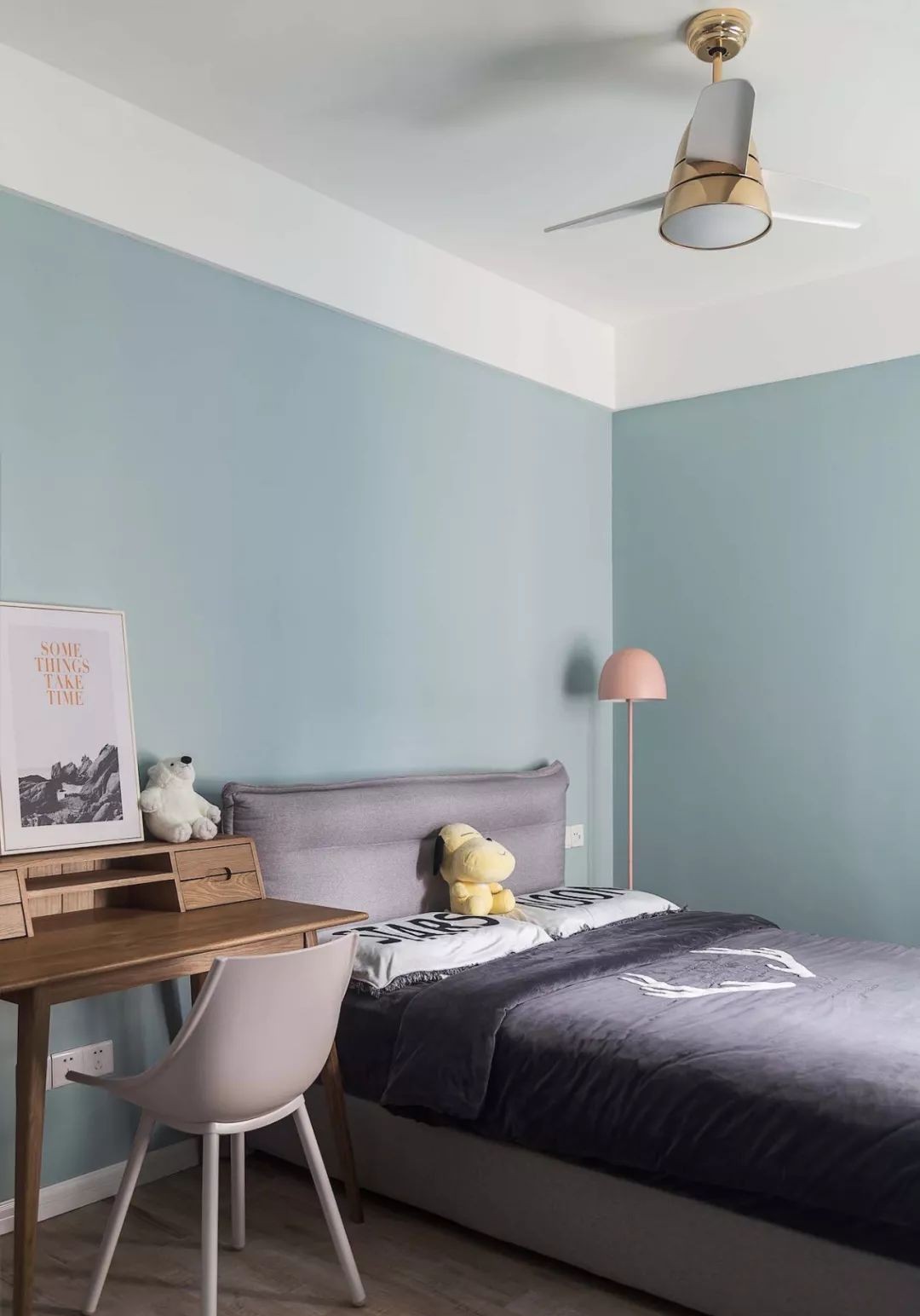 儿童房空间不大,通过采用浅蓝色乳胶漆墙面,让空间显得清新自然,不