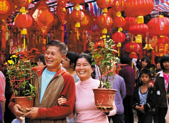 春节行花街,喜气洋洋过大年 巢金红 摄