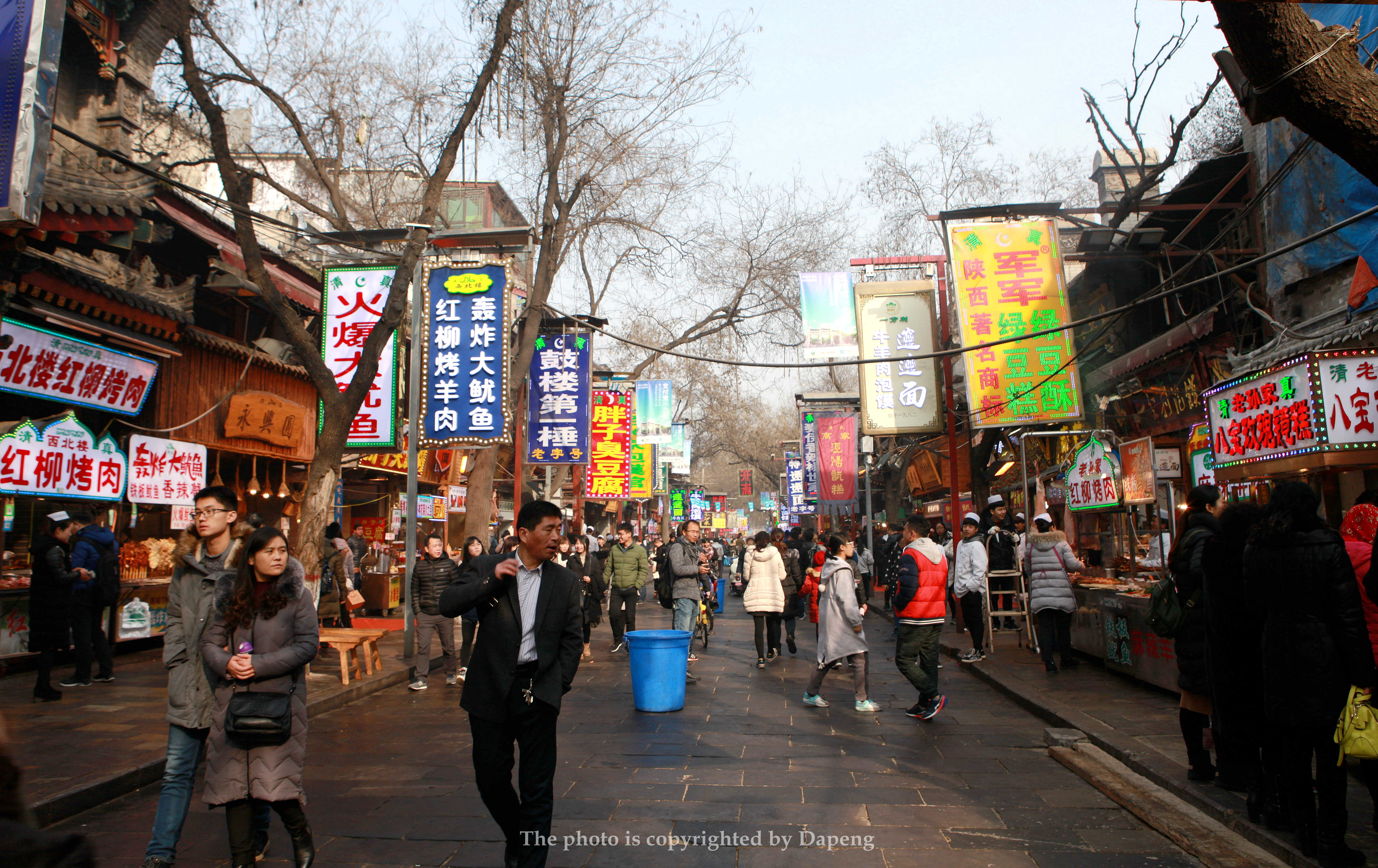 被称为中国十大美食街的回民街,曾经人山人海,而现在人咋这么少