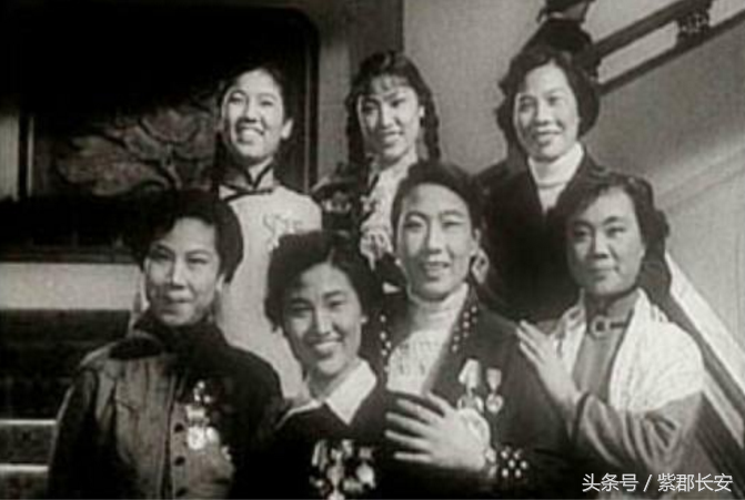 中国最早的春节联欢晚会1983年钱学森梅兰芳参加