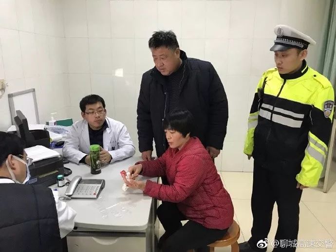 长约两公分,急需到聊城人民医院紧急救治,接报警后,聊城南执飞缁