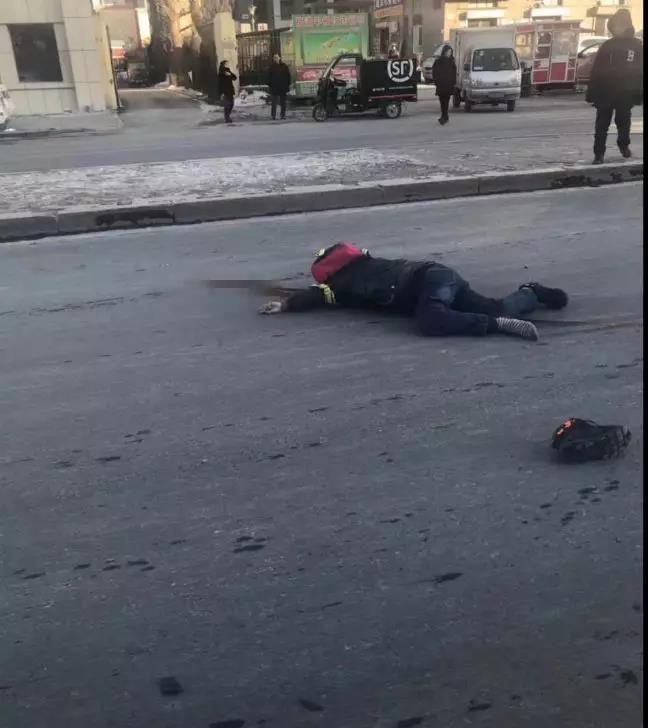 吉林市吉林大街上,一名12岁男童在马路上遭遇车祸,被一辆面包车撞死