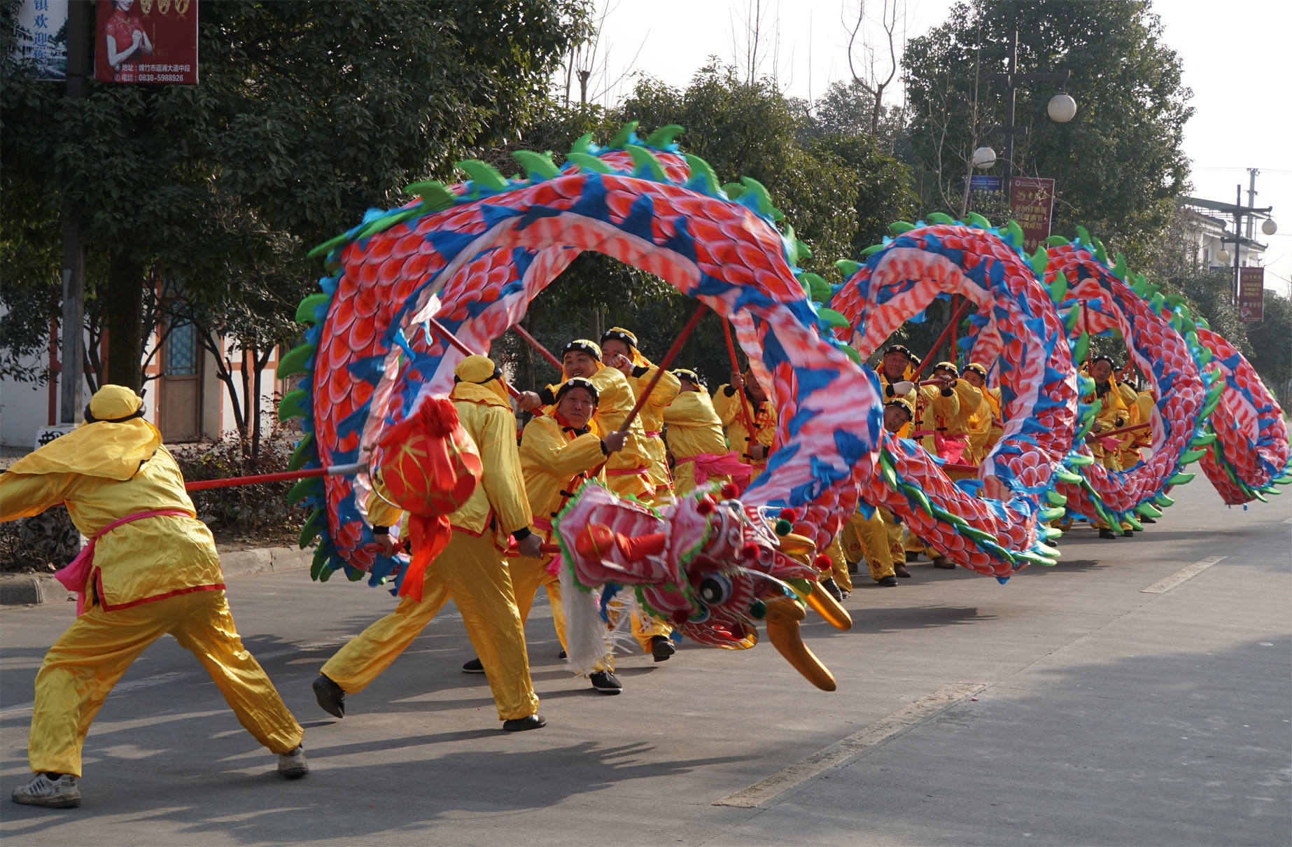 对参与今年年画节巡游表演的龙灯队进行排练指导