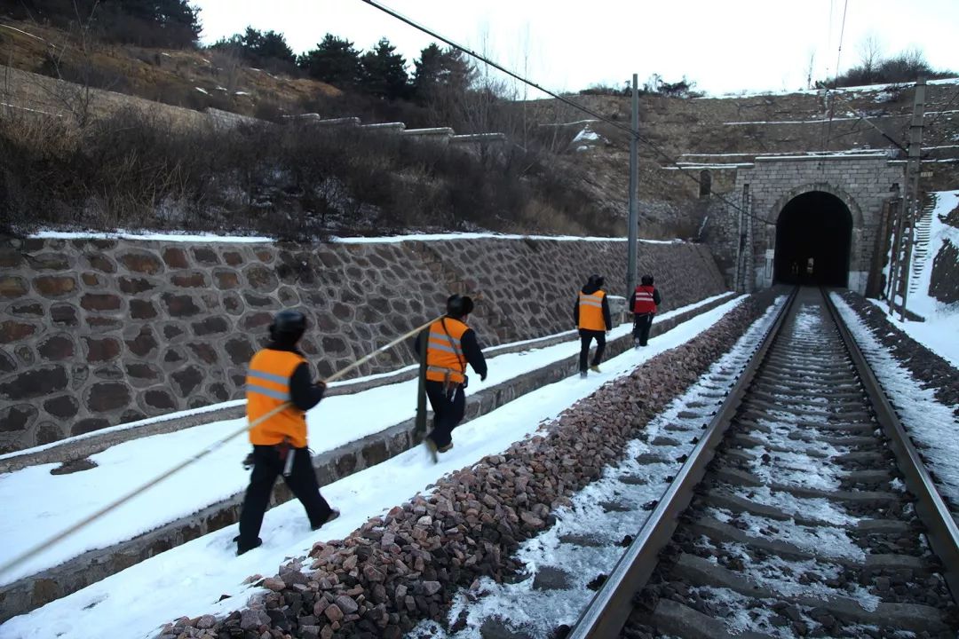 清除隧道里的冰柱铁路人是这样做的