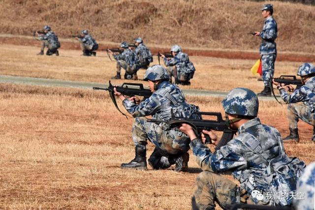 劲爆铁甲精锐在战火硝烟中砺技强能