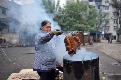 村民们开始觉得,可能城里人真的不会熏腊肉 | 八条回访