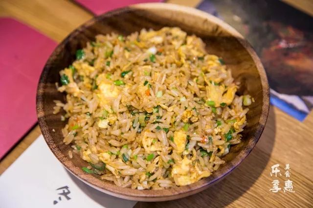 野葱炒饭野葱炒饭,长寿面,青粿…这儿没有名贵的食材,秋莲妈妈用从