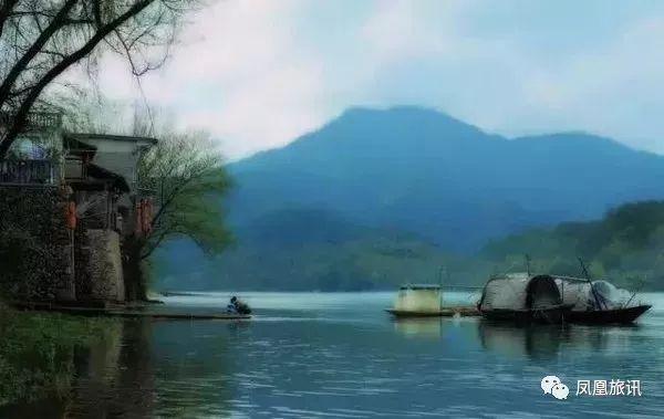 放眼望去 水面波光粼粼 远黛青山