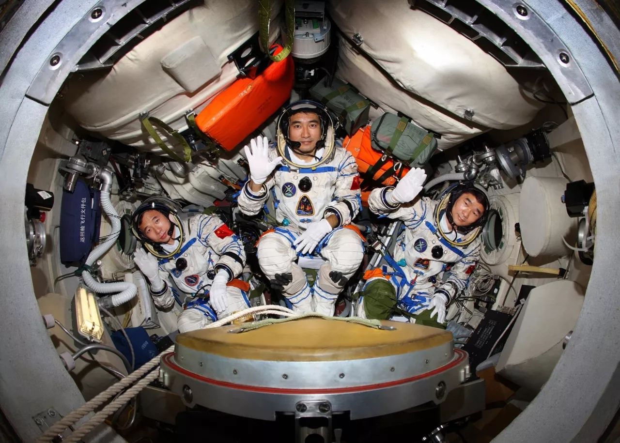 俄罗斯确认，将送美国宇航员返回地球，两名俄航天员同行_美俄航天员将同乘俄飞船返回地球_范德海_空间站