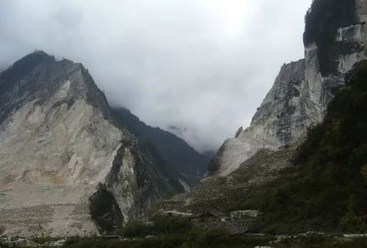 宝兴县矿山资源丰富,是盛产山水画的地方.