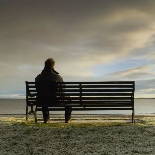 200万人表示受到长期孤独困扰,可能在独自一人的状态下,有好几天,甚至