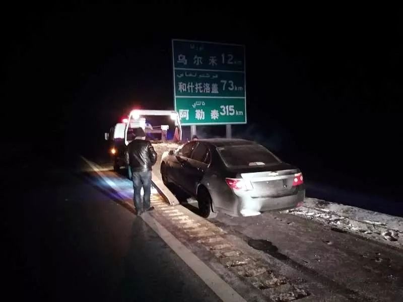 史思宏 1月18日夜间,乌尔禾区交警大队民警在g3014高速公路巡逻时发现