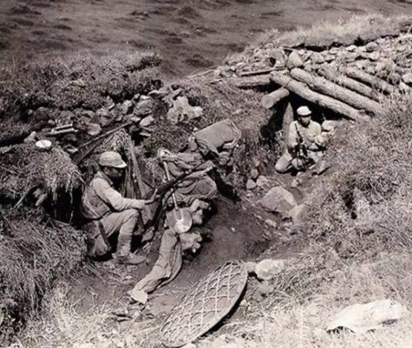 在战壕中临时休息的中国士兵