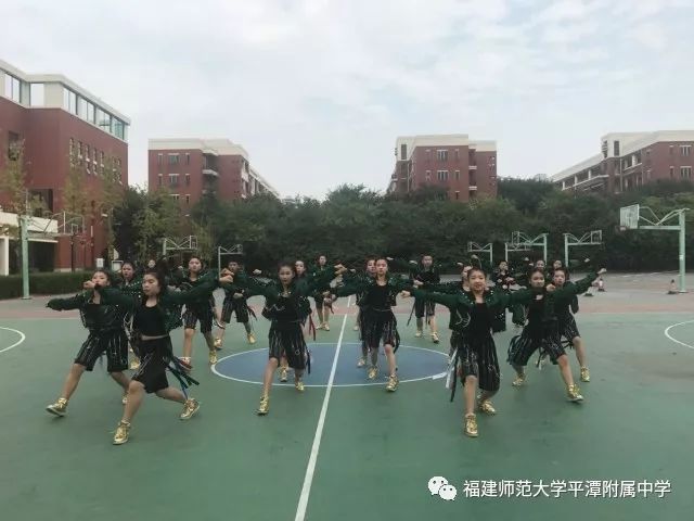 福建师范大学平潭附属中学啦啦操教练马兴宇告诉记者,这些孩子都是