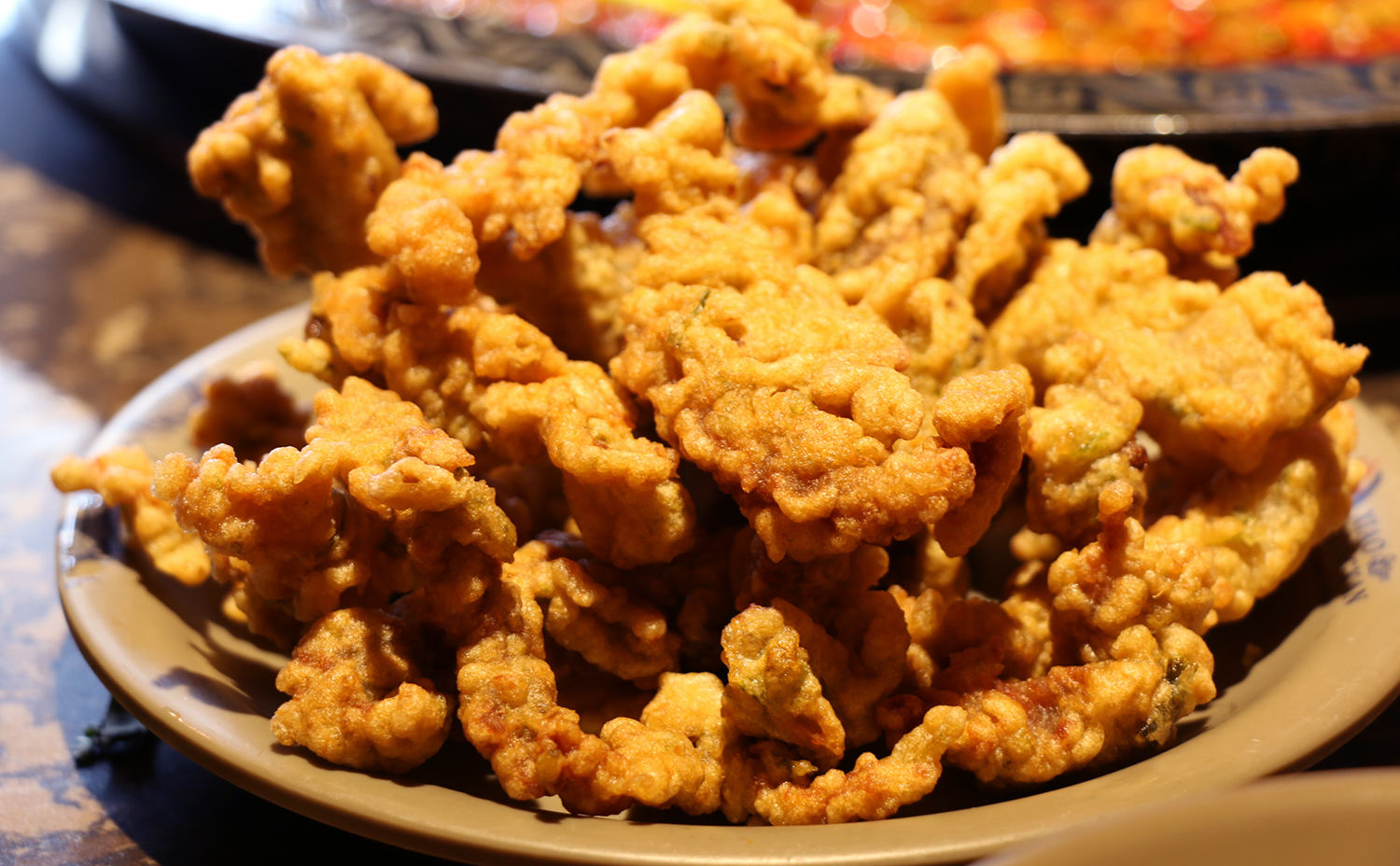 酥肉有两种吃法,一种是直接蘸着干料吃