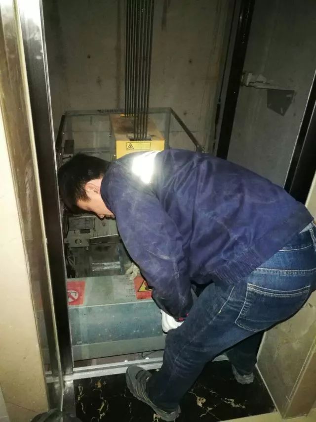 电梯轿顶检查 查看电梯轿厢顶部的卫生,避免电梯轿厢顶因异物对电梯