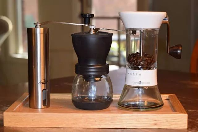 手摇咖啡磨豆机怎么用