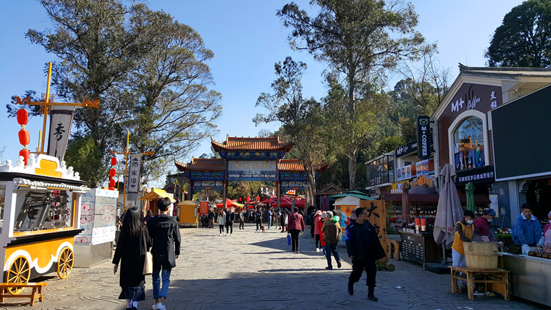 美食 正文  茶马花街位于西山风景名胜区入口,地铁三号线终点站.