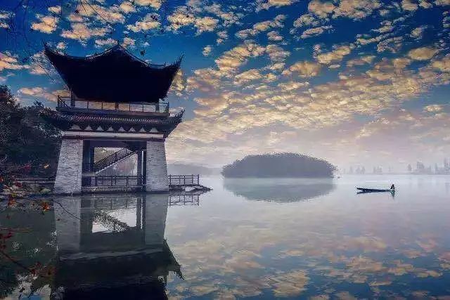 以湖光山色著称于世的鉴湖 当你步行入鉴湖景区,还能坐画舫,乌篷船