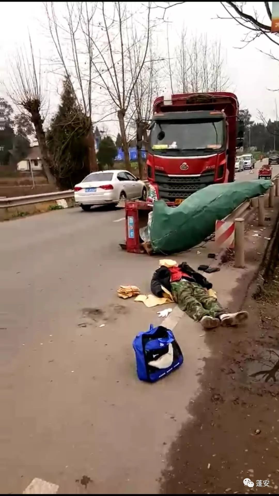 蓬安县兴旺加油站旁发生一起车祸,一辆红色大货车把一骑三轮摩托车的
