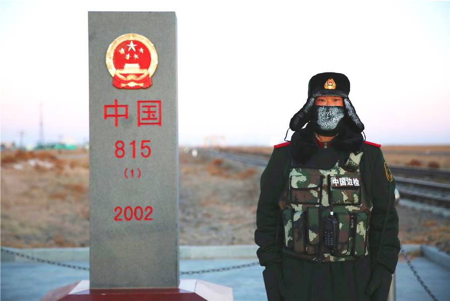 边防检查站官兵冒着-30℃的严寒天气坚守在边境一线,为祖国站岗执勤