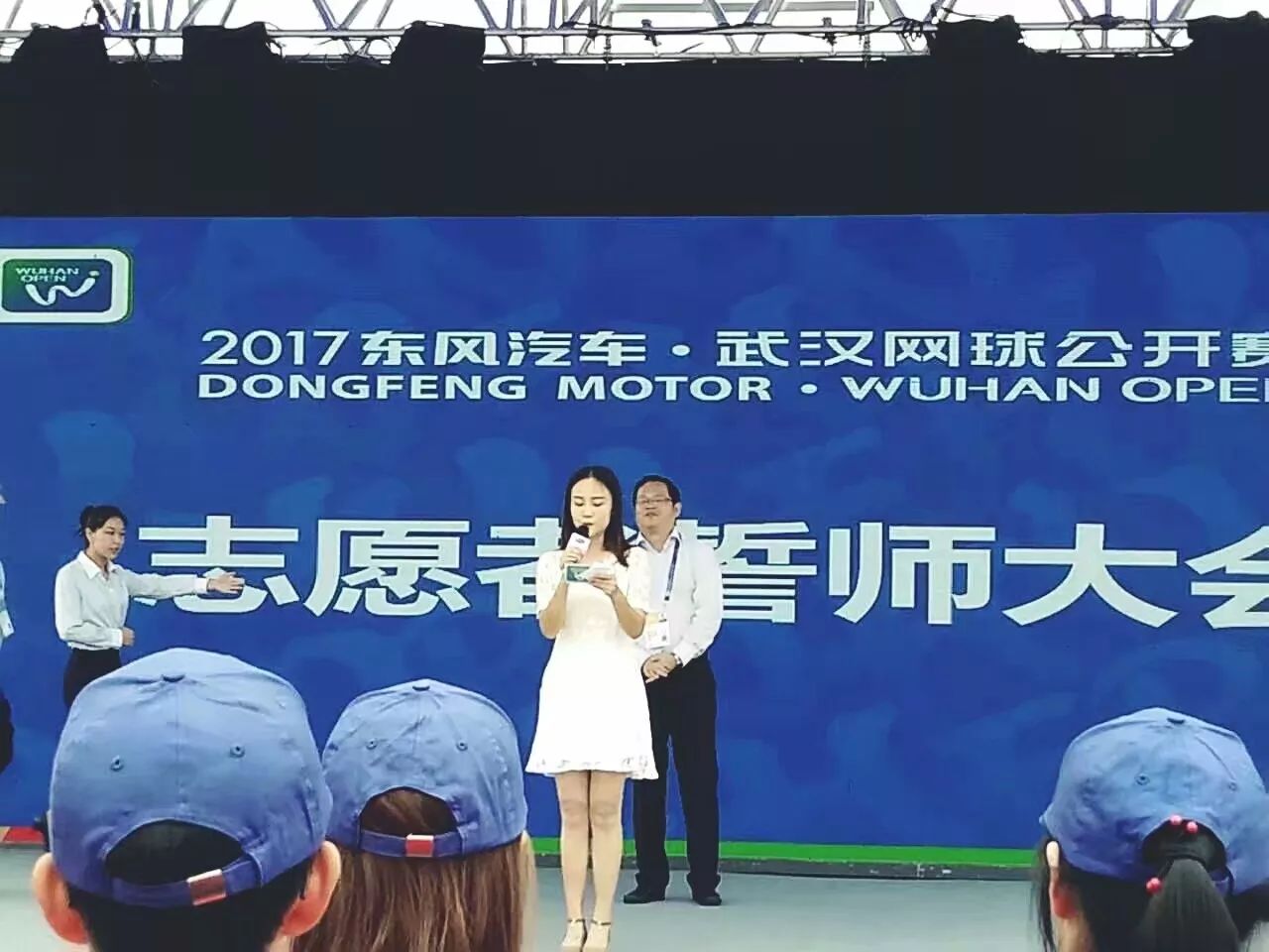 朱静茹参加武汉志愿服务"正因为我是武汉伢,更是一名军人,所以为第