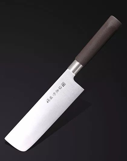 薄刃刀,主要用来处理蔬菜,刀刃极其薄,能切出很薄很细的片,加上一点点