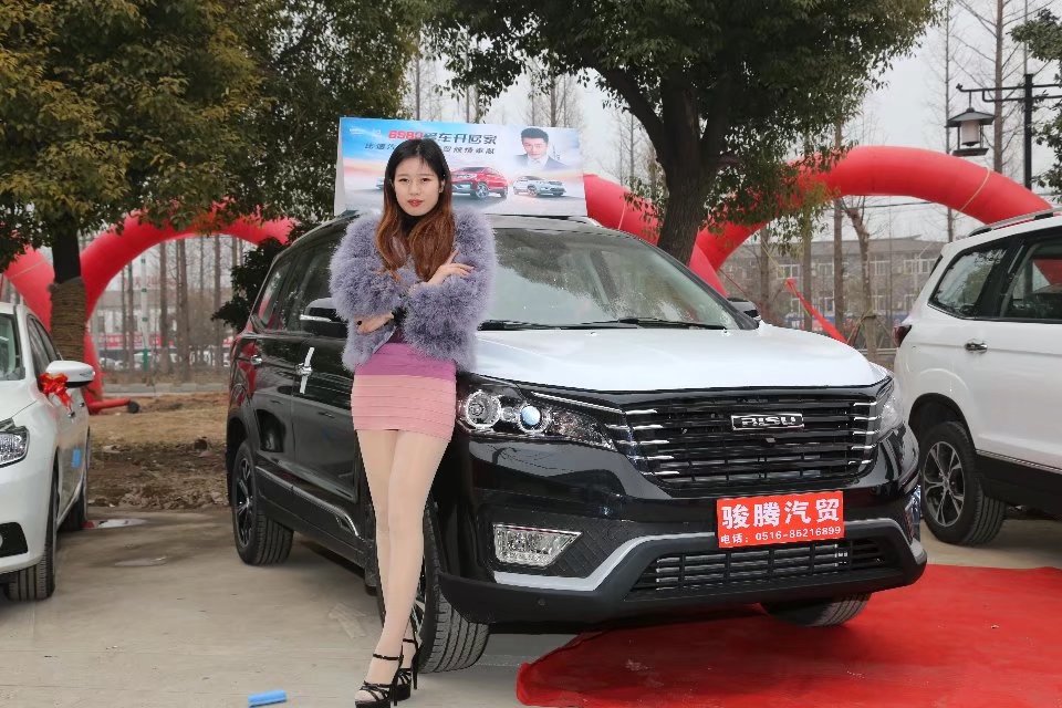 邳州骏腾汽车贸易有限公司董事长 李刚接受媒体采访 此活动得到了