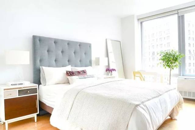 卧室采用实木地板和简洁的白色墙面,加上明亮的大窗,让卧室安详宁静